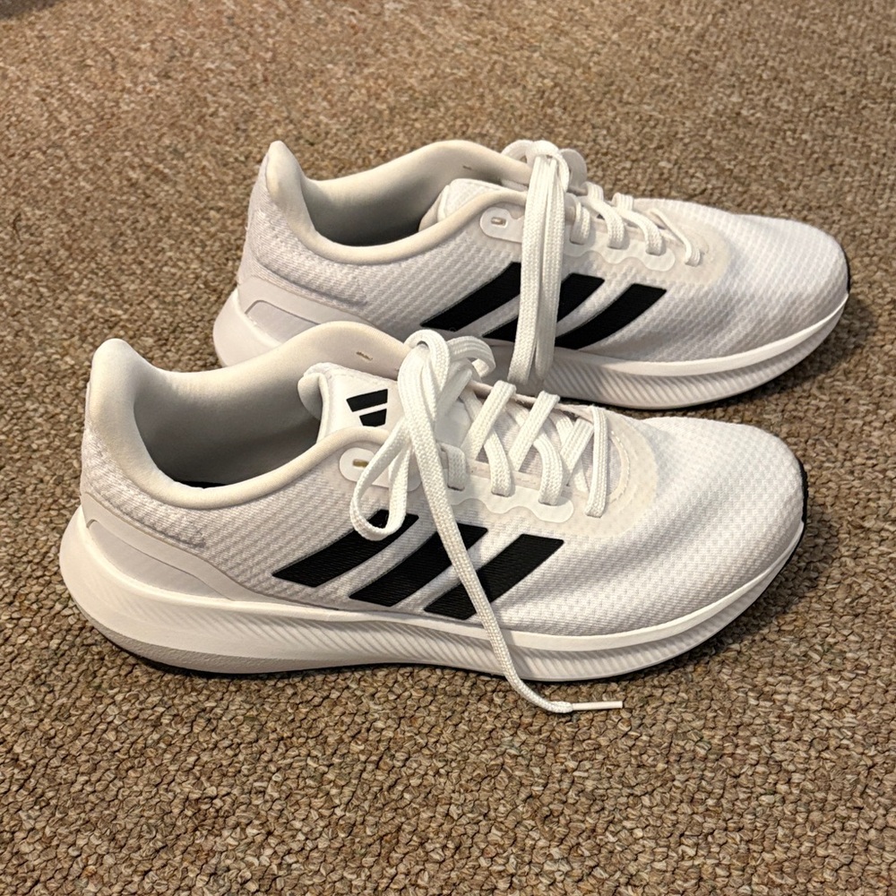 NWOT Adidas Cloudfoam sneakers